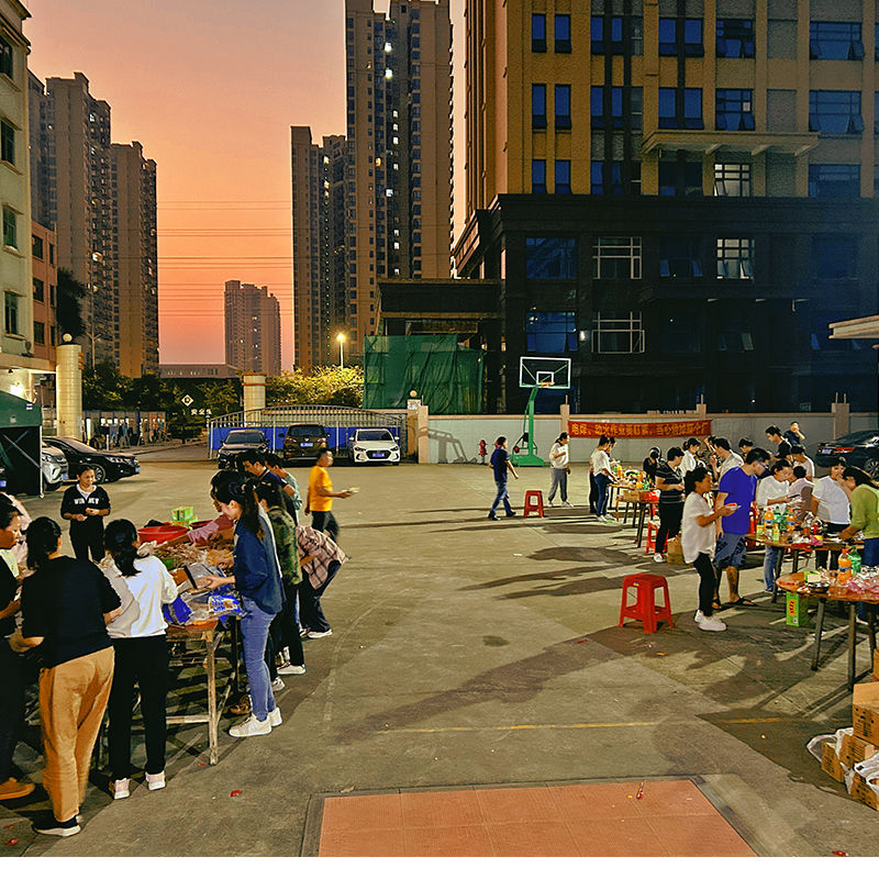 Το elongarrow κρατά ένα μπάρμπεκιου για όλα τα μέλη της ομάδας